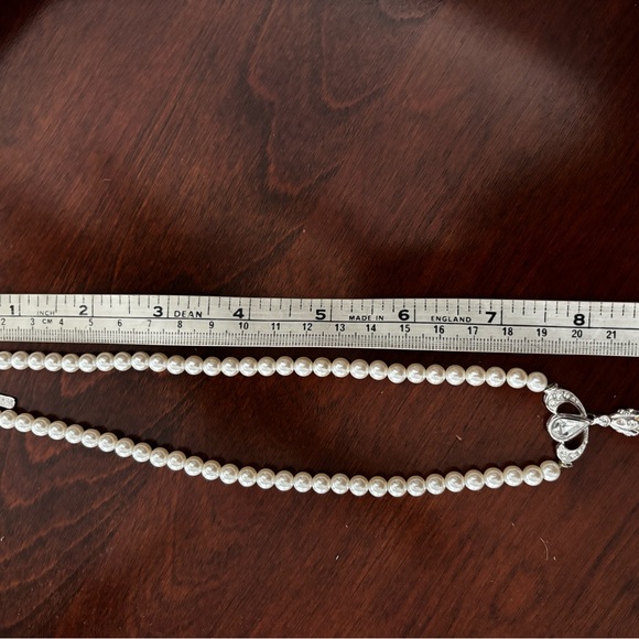 Pearl and crystal necklace & earring set - Picture 4 of 6